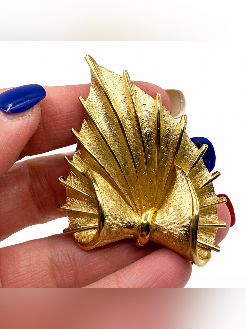 Coro Textured Curled Leaf Dimensional Optic Leaf Gold Tone Brooch Autumn Leaf